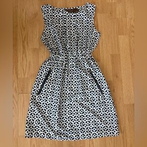 Speed Control Sleeveless Geometric Mini Dress in White and Navy Size Small